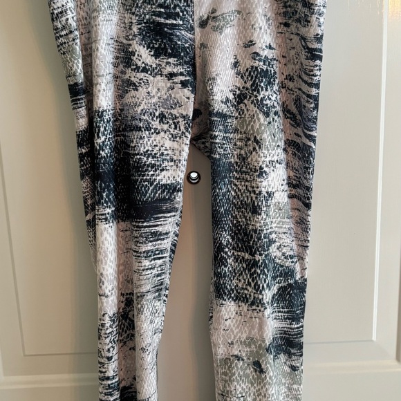 🖤 Fabletics High-Waisted Leggings | Snake Print | Size S - Picture 2 of 6
